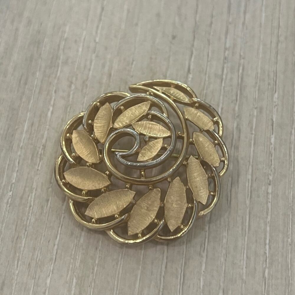 VINTAGE GOLD TONE TRIFARI PIN BROOCH